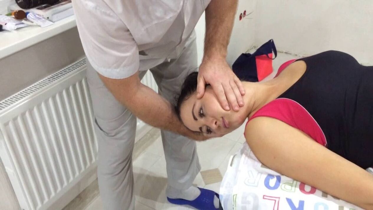 U pacienta s cervikálnou osteochondrózou sa odporúčajú sedenia manuálnej terapie